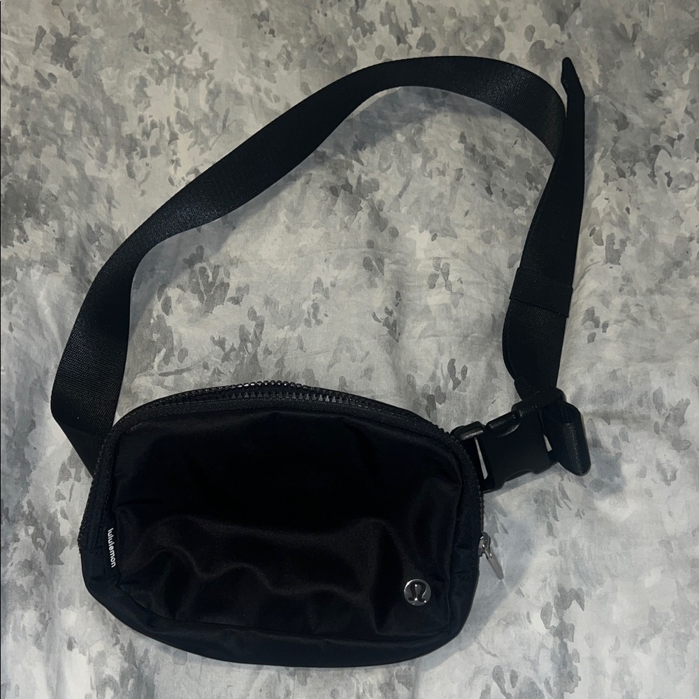 lululemon athletica Everywhere Belt Bag. 1L. Black Crossbody Bag